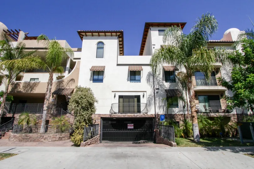 The Satsuma Townhomes building in North Hollywood