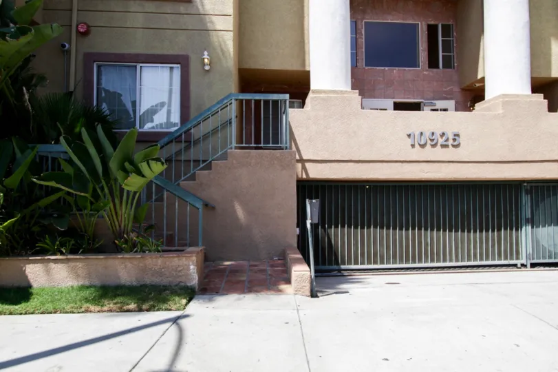 The parking at Toluca Gardens