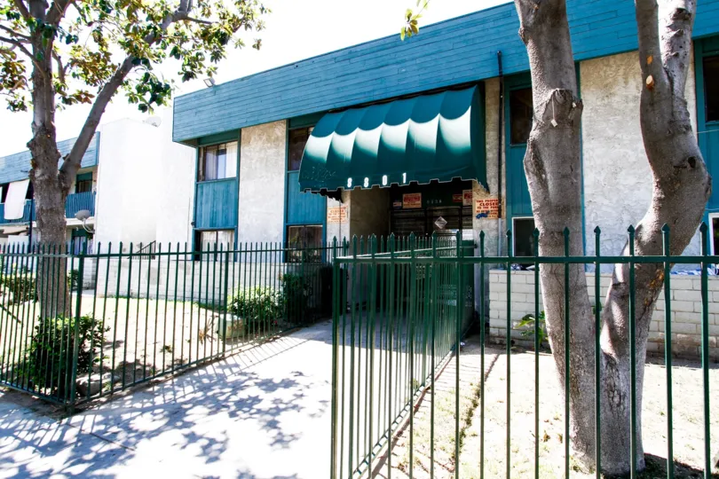 The entryway into Willis Villas