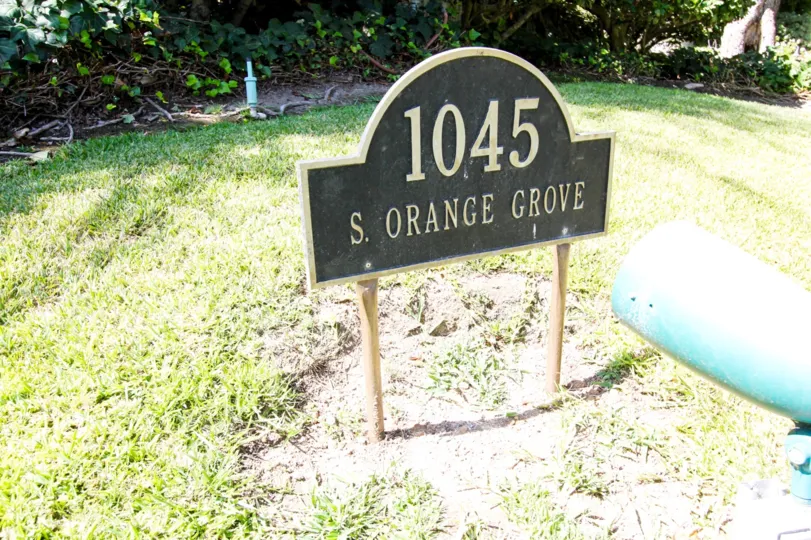 The address for 1045 S Orange Grove Blvd in Pasadena, California