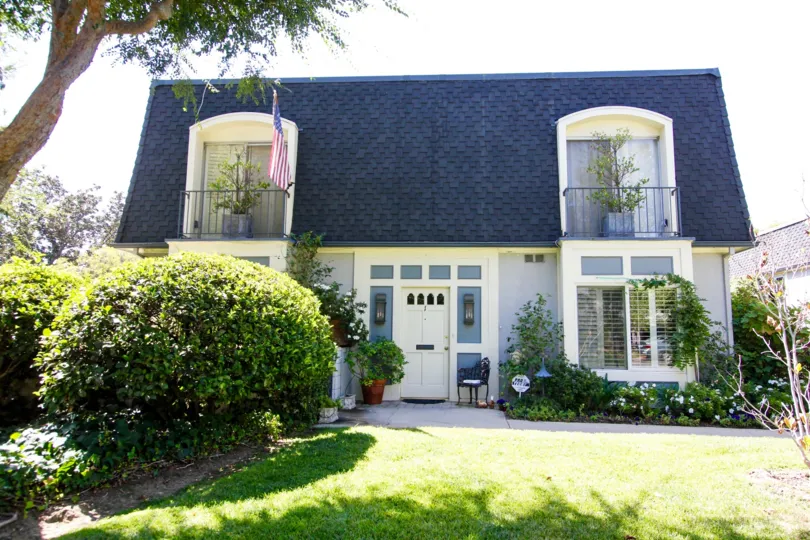 The entryway into 1045 S Orange Grove Blvd