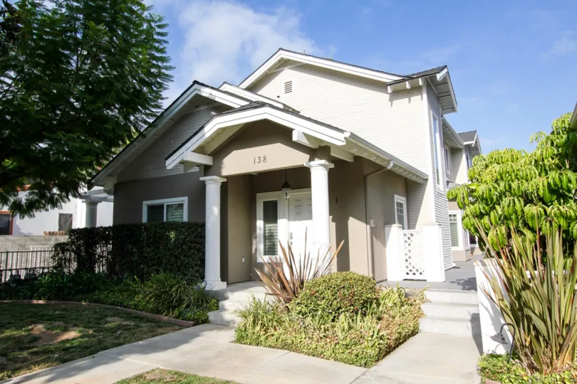 The building at 138 S Bonnie Ave in Pasadena, California