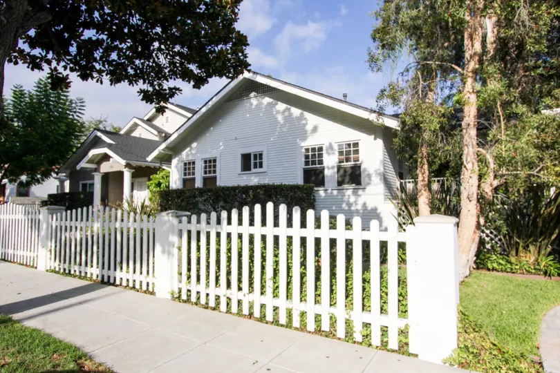 The picket fence around 138 S Bonnie Ave in Pasadena, California