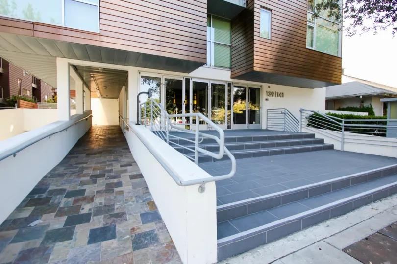 The entryway into 141 S Hudson Ave