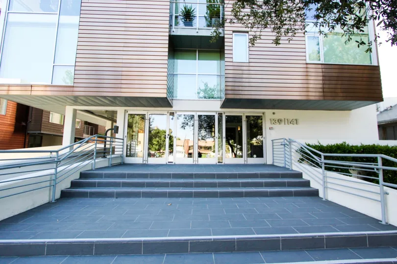 The entrance into the building at 141 S Hudson Ave