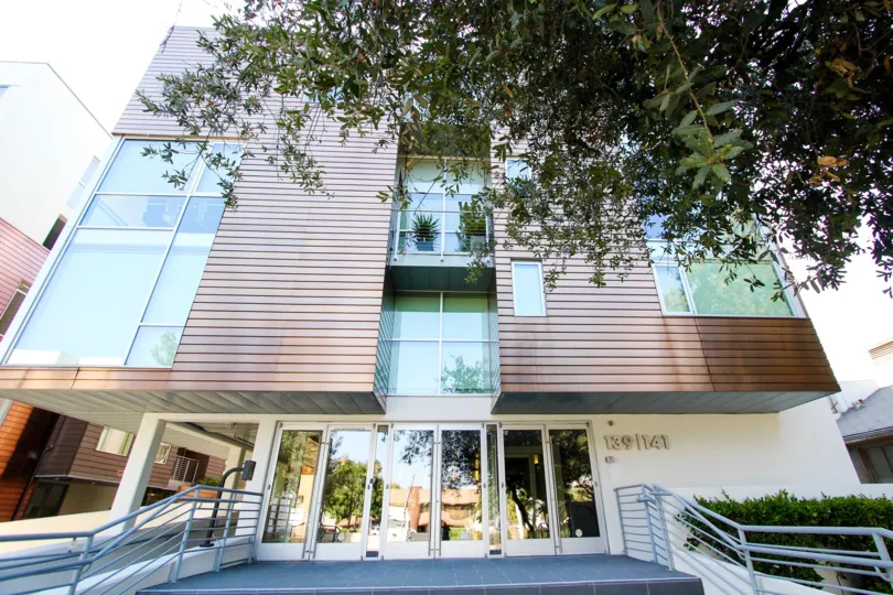 The glass doors entering into 141 S Hudson Ave in Pasadena, California