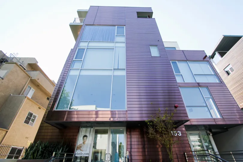 The large windows seen in 153 S Hudson Ave in Pasadena, California