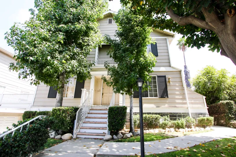 The view of the building at 154 N Meridith Ave in Pasadena, California