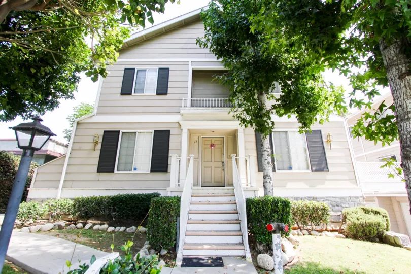 The entrance into 154 N Meridith Ave