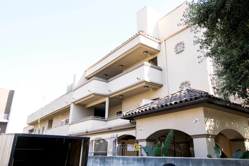 The balconies at 156 S Oak Knoll Ave in Pasadena, California