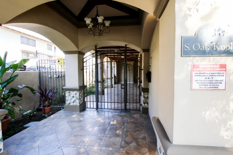 The entrance into 156 S Oak Knoll Ave in Pasadena, California