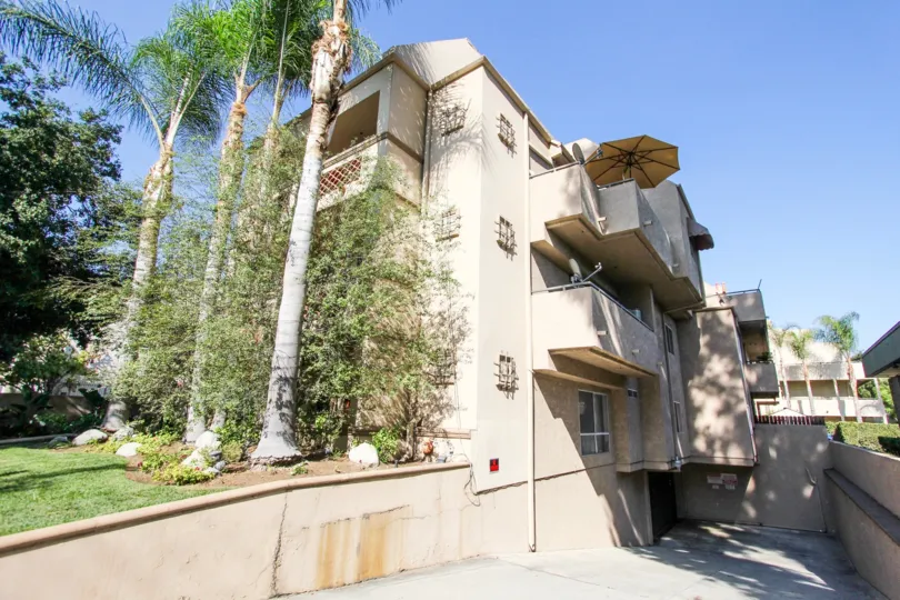 The landscaping around 156 S Oak Knoll Ave