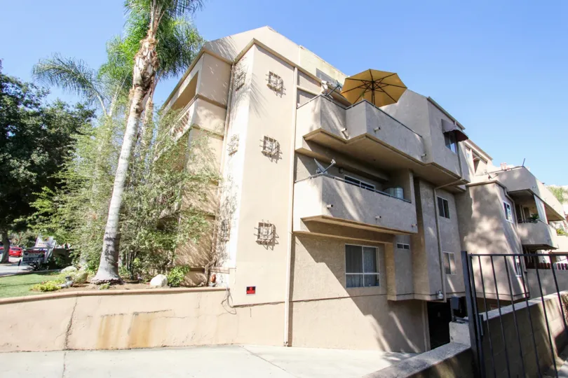The building at 156 S Oak Knoll Ave in Pasadena, California