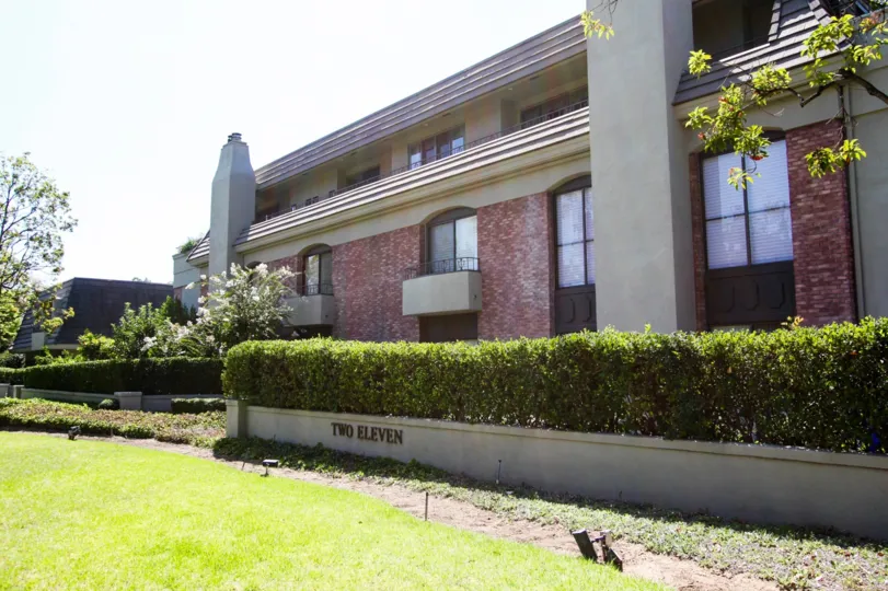The building at 211 S Orange Grove Blvd in Pasadena, California