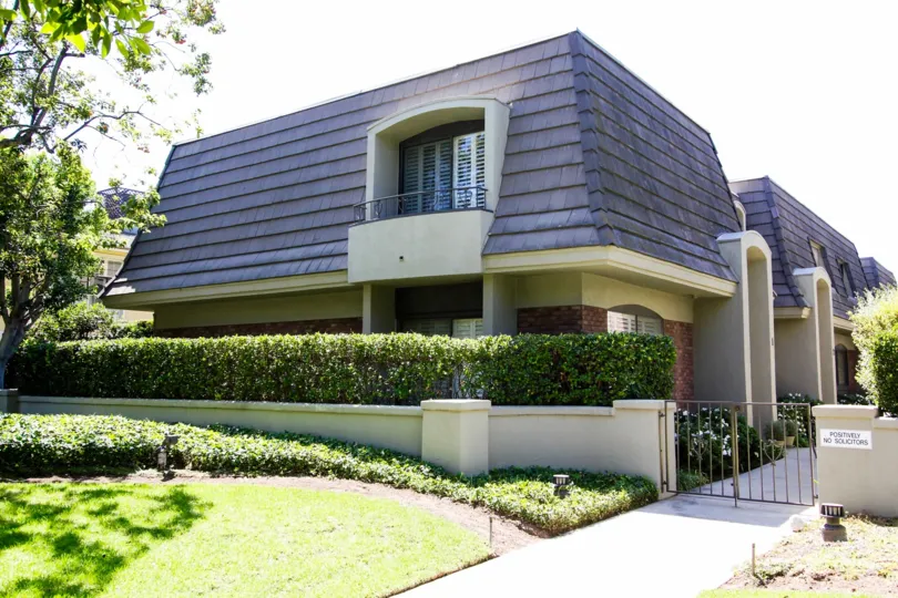 The hedges around 211 S Orange Grove Blvd