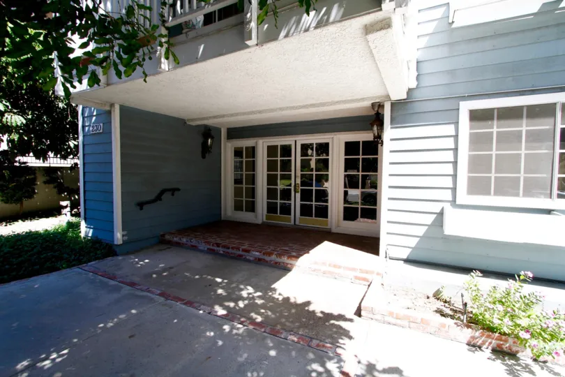 The entrance into 230 S Madison Ave in Pasadena, California