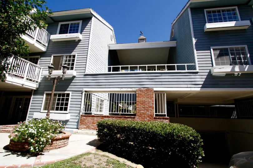 The hedges around 230 S Madison Ave in Pasadena, California