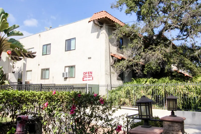 The landscaping around 2473 Oswego St in Pasadena, California