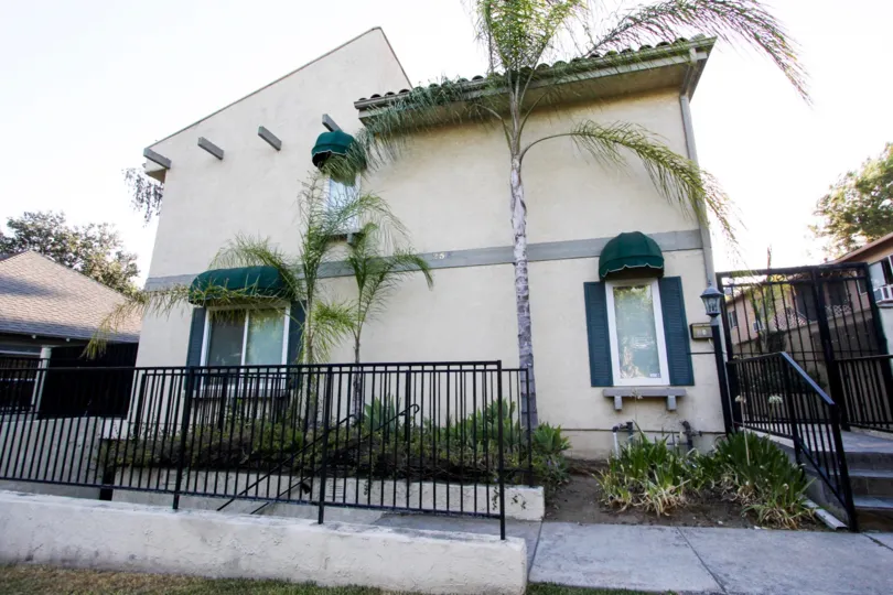The walkway up to the entrance of 253 N Mar Vista Ave