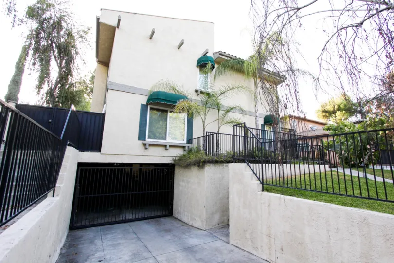 The view of 253 N Mar Vista Ave in Pasadena, California