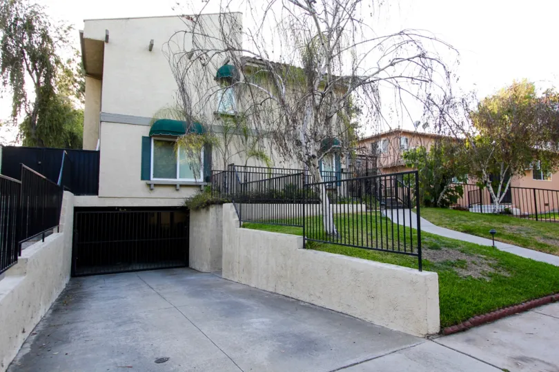 The yard in front of 253 N Mar Vista Ave