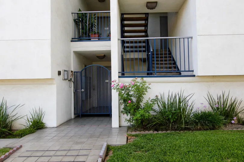 The entryway into 285 S Sierra Madre Blvd in Pasadena, California