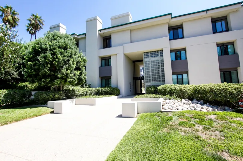 The view of 300 S Orange Grove Blvd in Pasadena, California