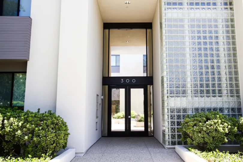 The entrance into 300 S Orange Grove Blvd in Pasadena, California