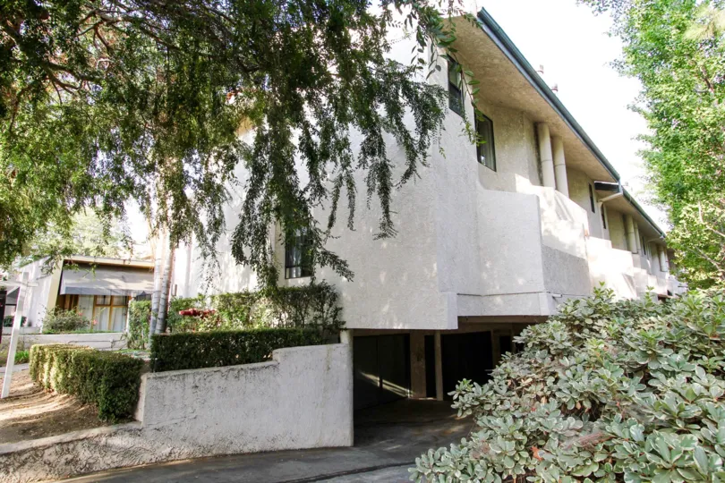 The parking for residents at 322 S Mentor Ave in Pasadena, California