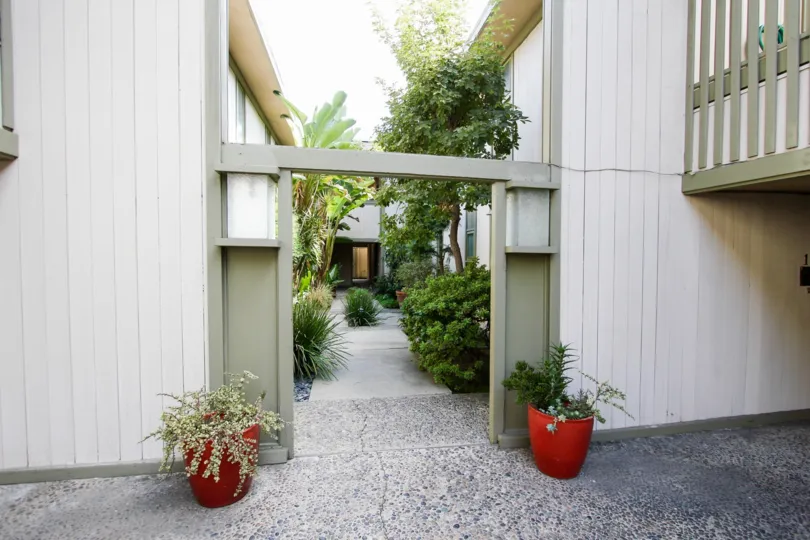 The entrance into 330 S Oakland Ave