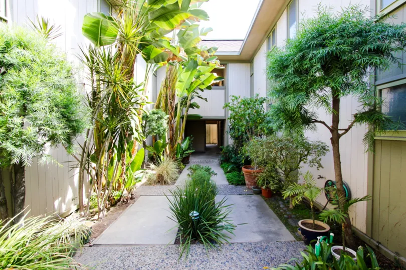 The landscaping around 330 S Oakland Ave
