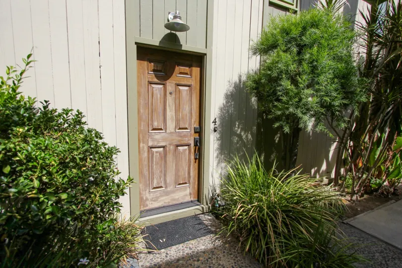 A unit door into 330 S Oakland Ave in Pasadena, California
