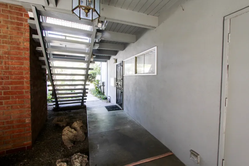 The breezeway inside 356 Cliff Dr in Pasadena, California