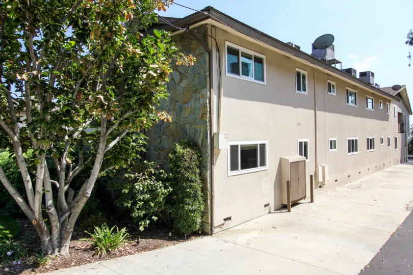 The windows in 375 Cliff Dr in Pasadena, California