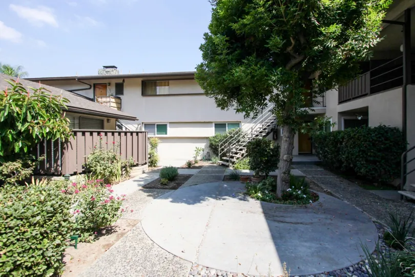 The common area at 375 Cliff Dr in Pasadena, California