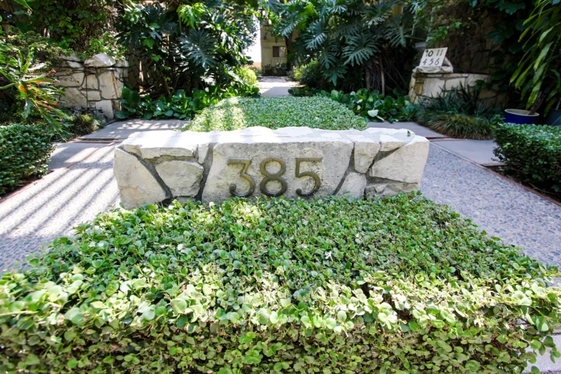 The address marker for 385 Cliff Dr