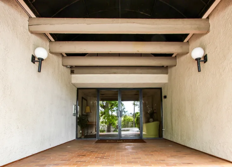 The entrance into 401 E California Blvd