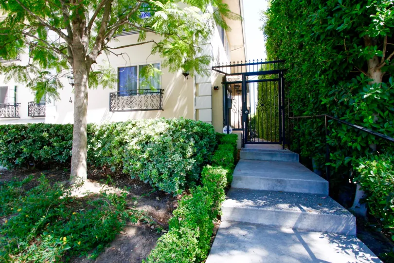 The landscaping around 420 S Oak Knoll Ave in Pasadena, California