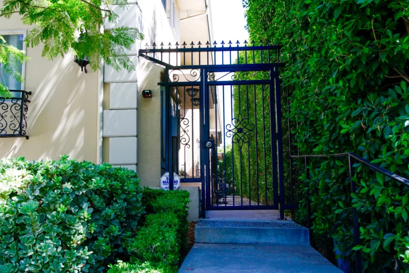The sidewalk up to 420 S Oak Knoll Ave