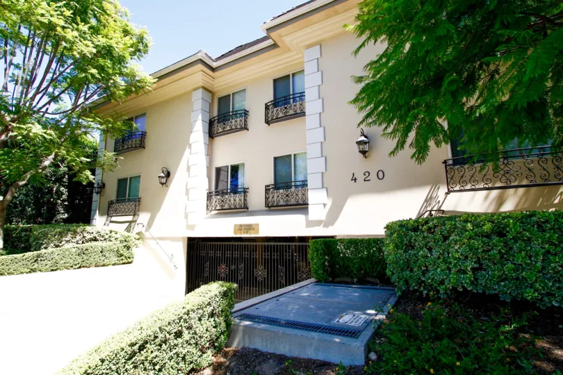 The structure of the building at 420 S Oak Knoll Ave