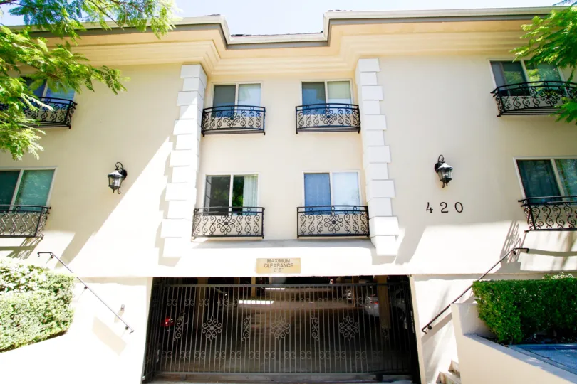 The parking for 420 S Oak Knoll Ave in Pasadena, California