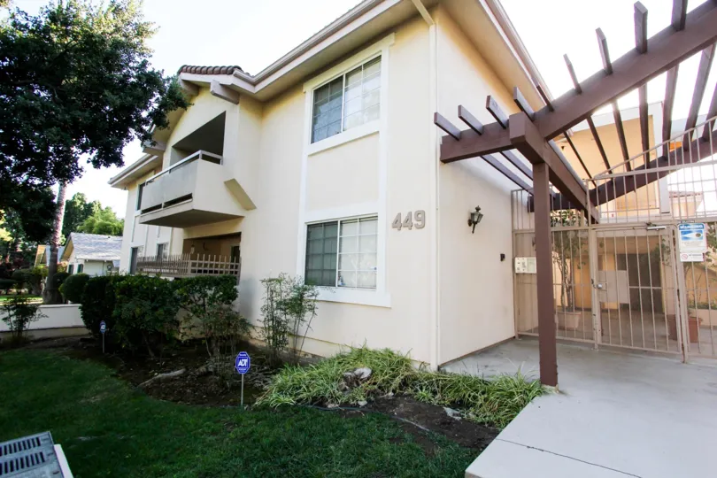 The structure of the building at 449 N Catalina Ave in Pasadena, California