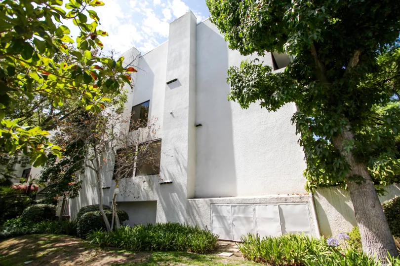 The greenery around 500 E Del Mar Blvd