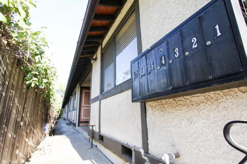 The mail area for 506 N Mar Vista Ave in Pasadena, California