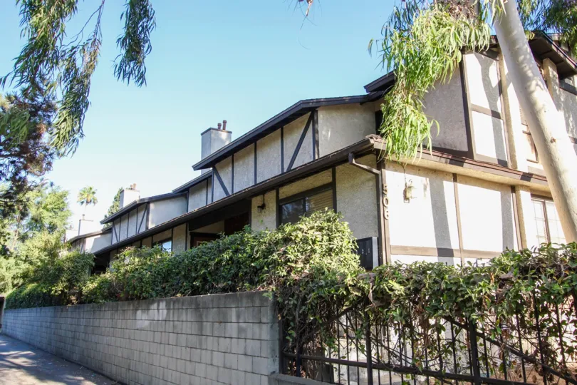 The landscaping around 506 N Mar Vista Ave