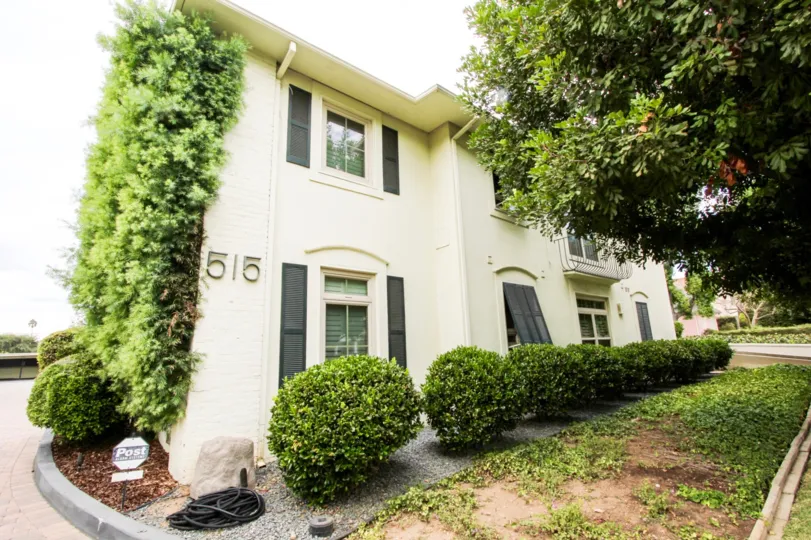 The address on the building at 515 S Oakland Ave in Pasadena, California