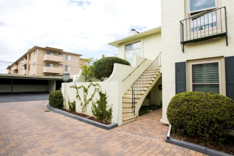 The stairs leading upt o 515 S Oakland Ave