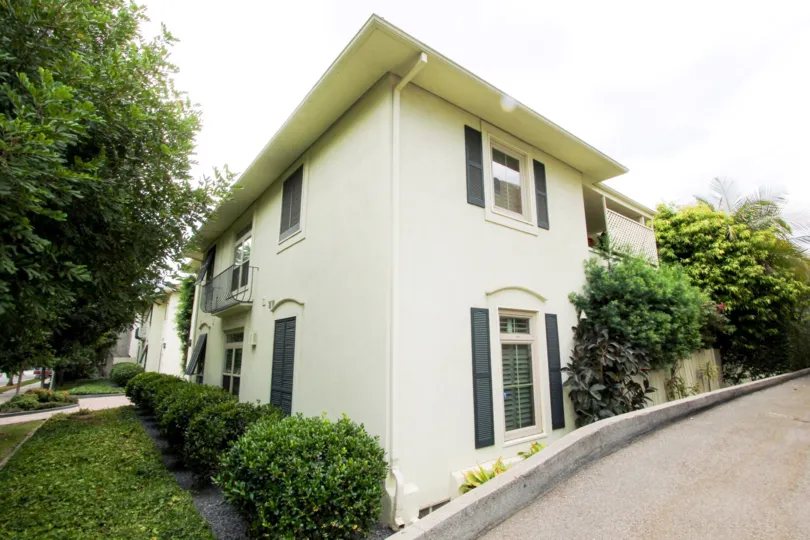 The view of 515 S Oakland Ave in Pasadena, California
