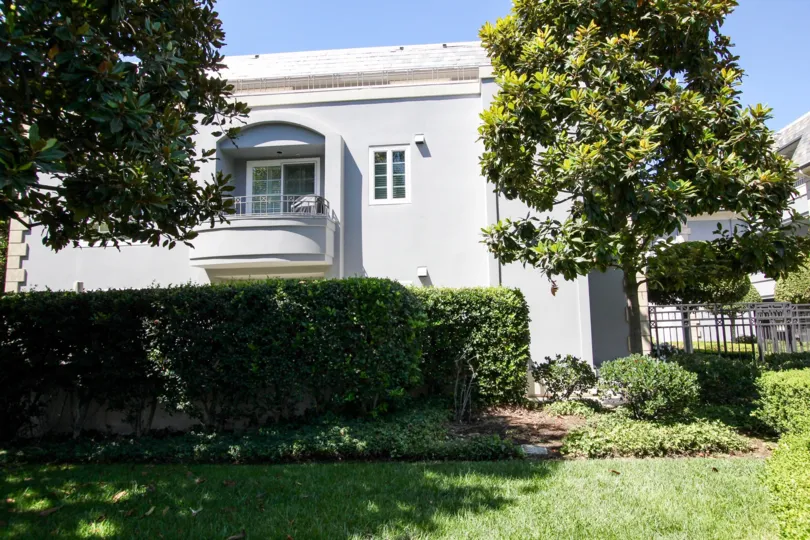 The yard in front of 515 S Orange Grove Blvd in Pasadena, California