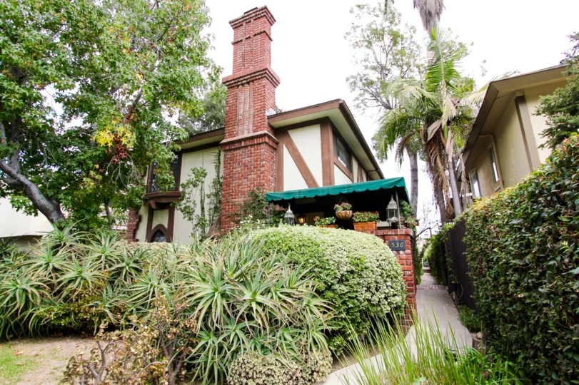 The landscaping around 536 S Euclid Ave in Pasadena, California